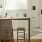 Sunny & Quiet Studio - Central Location Apartment *