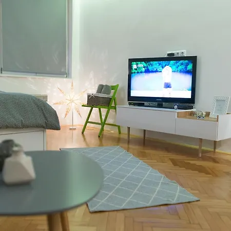 Bright & Stylish Home, Superbly Located *