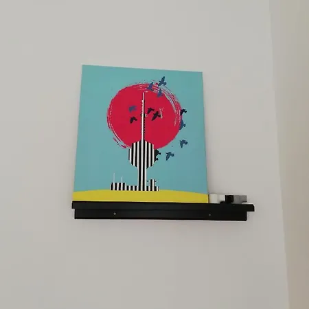 Bright & Stylish Home, Superbly Located Apartament